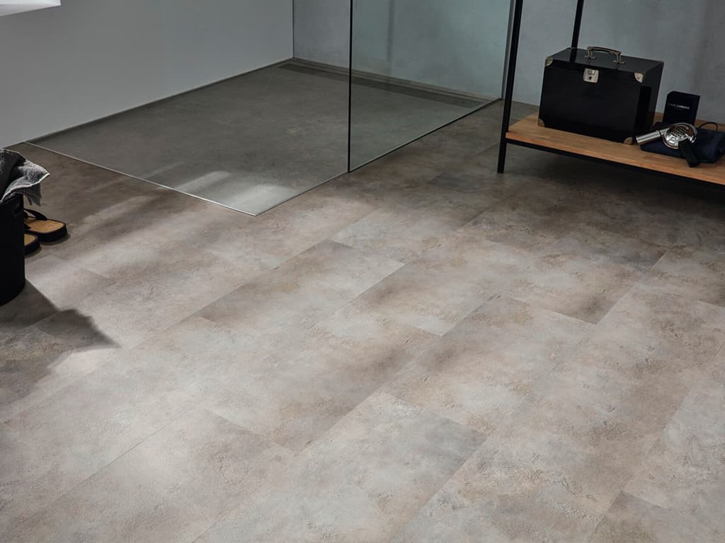 Vinylboden in Steinoptik im Badezimmer