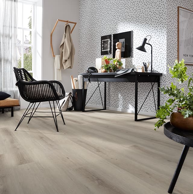 Vinylboden in Holzoptik im Wohnzimmer.
