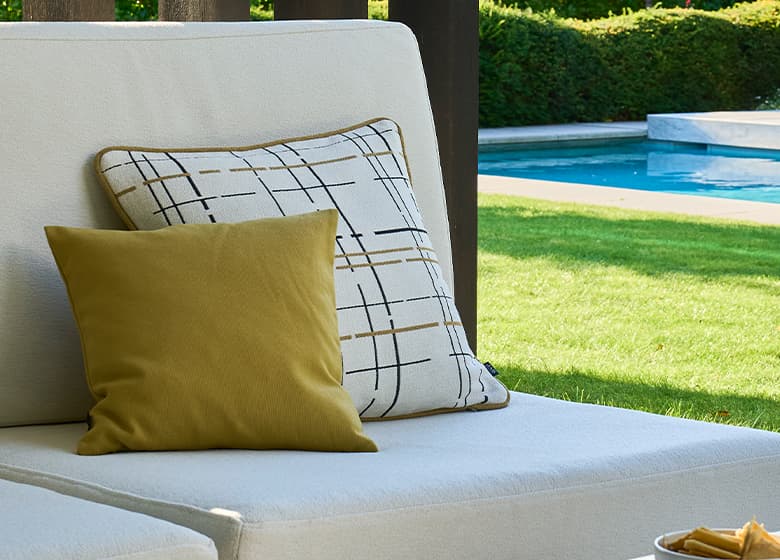 Eine Aufnahme von zwei Kissen auf einem Outdoor-Sofa.