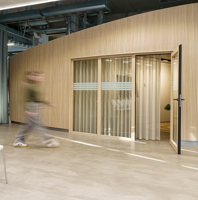 Eine Aufnahme von einem Büro, gehalten in beige.