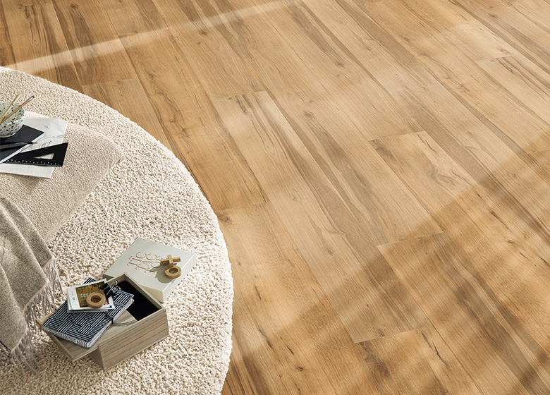 Holzboden in Vinyloptik.