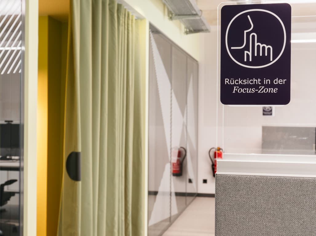 Eine Aufnahme von einem Akustikvorhang. 