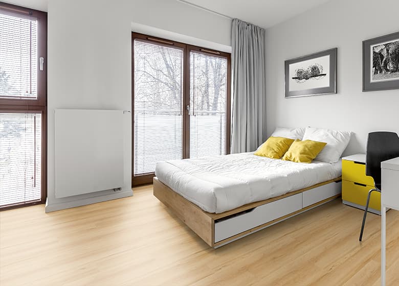 Das Bild zeigt ein Schlafzimmer mit verlegtem Holz-Designboden.