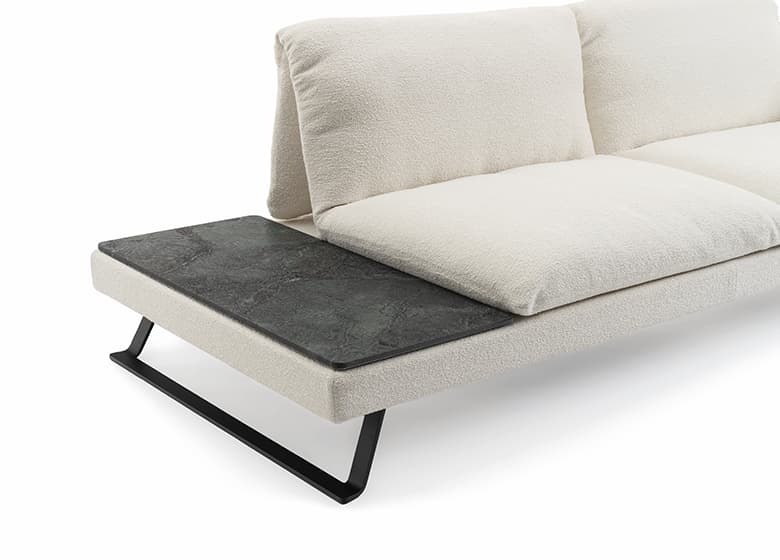 Nahaufnahme einer schwarzen Granit-Tischplatte, welche an einem Sofa angebracht ist.