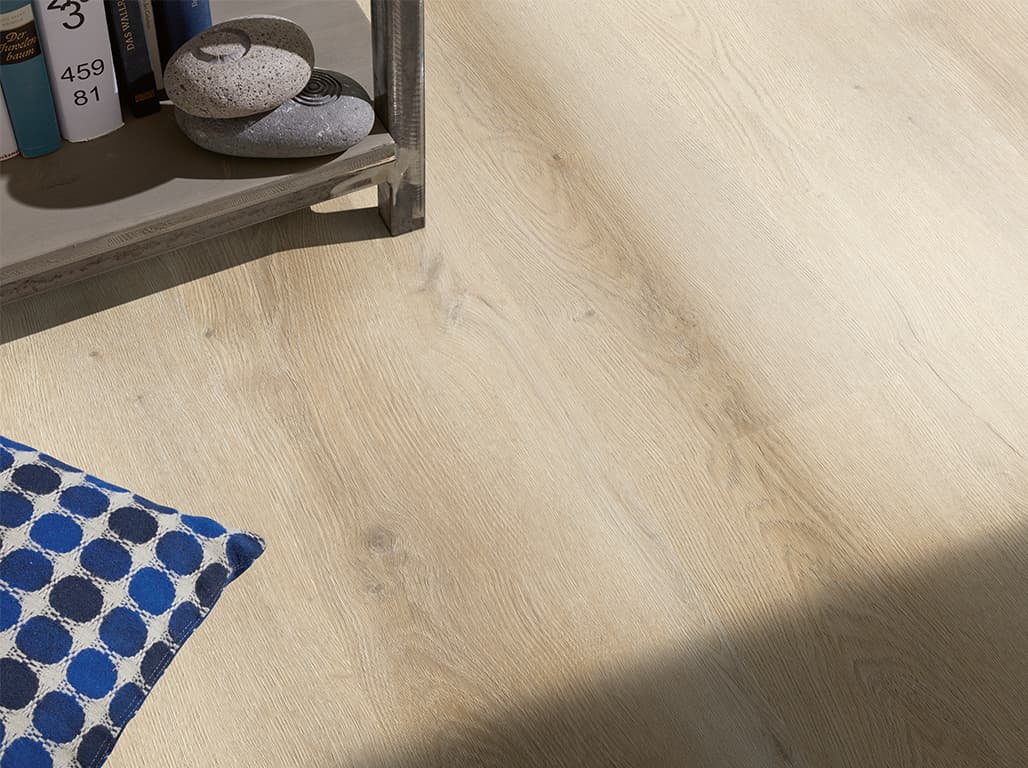 Vinylboden in Holzoptik und ein Regal