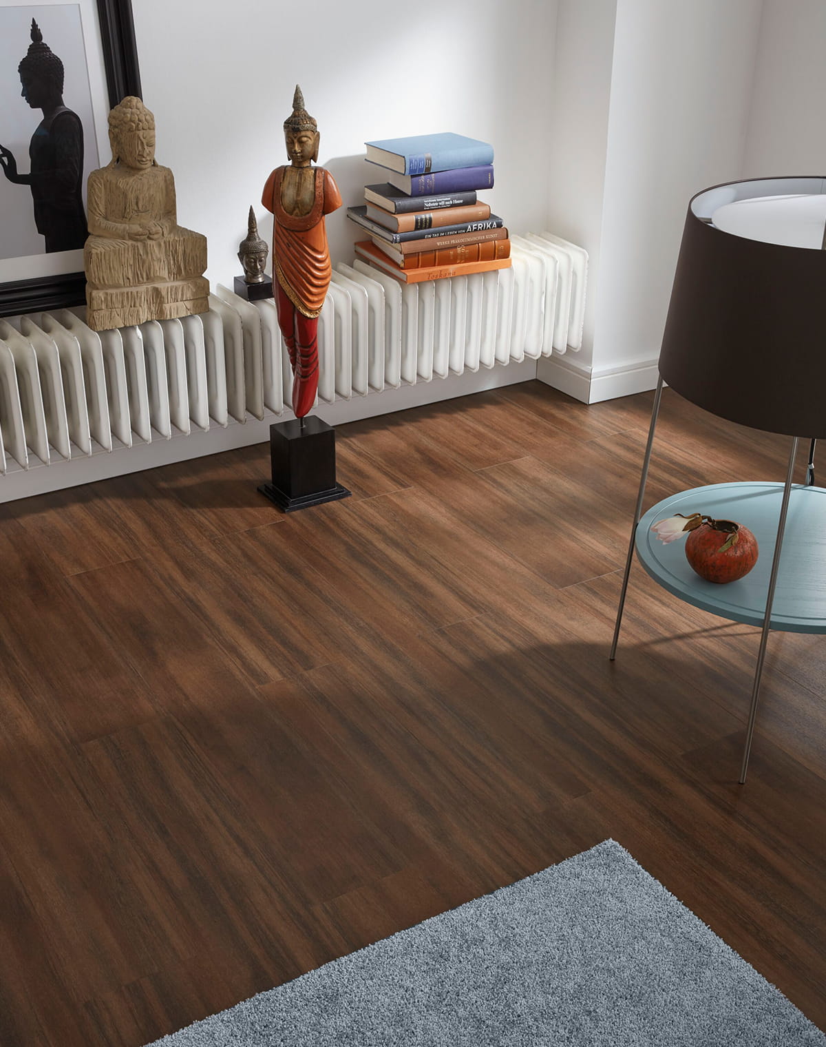 Vinylboden in rustikaler Holzoptik verlegt im Wohnzimmer