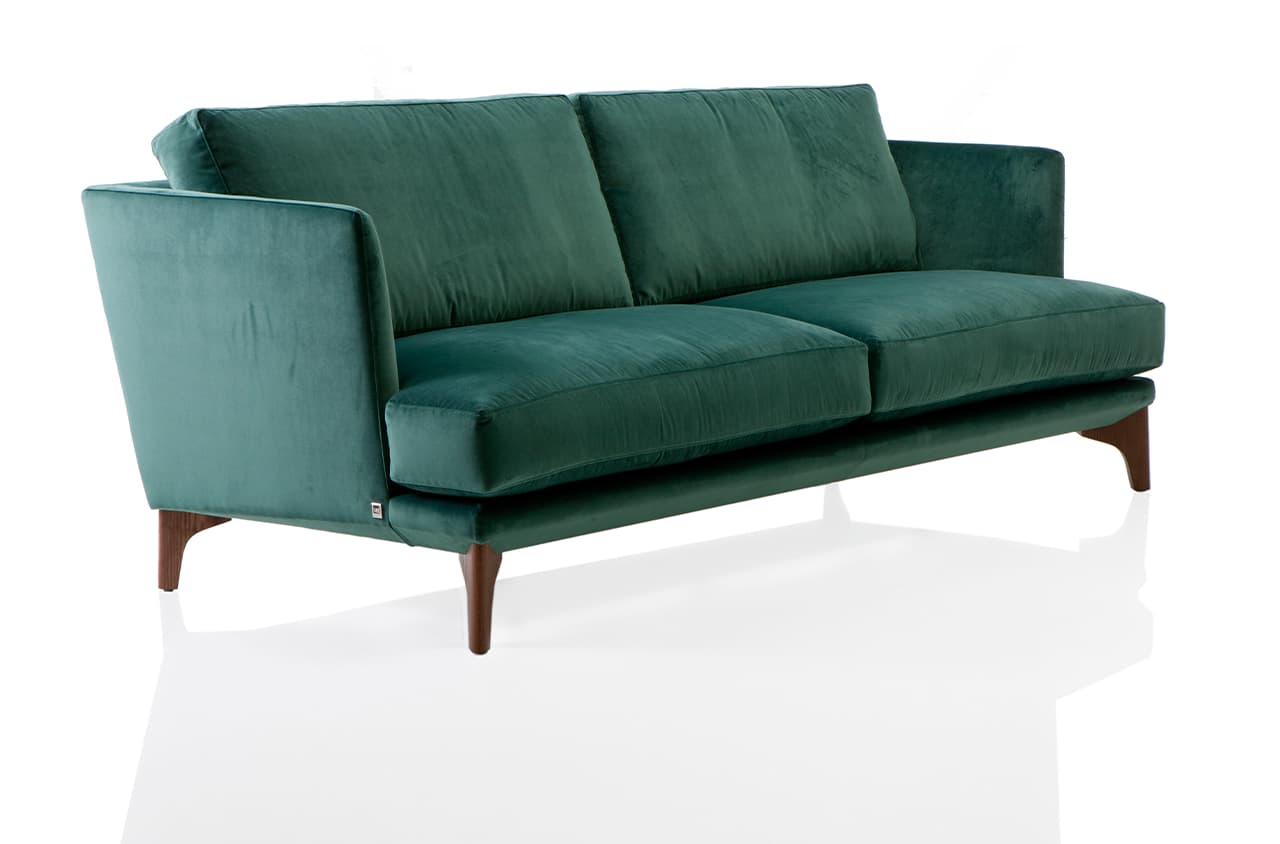 Freisteller eines grünen Sofas mit hoher Arm- und Rückenlehne.