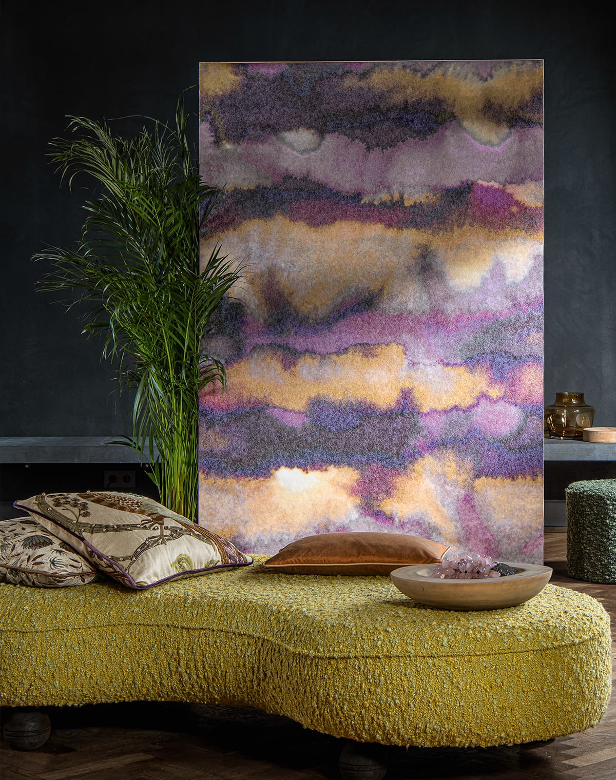 Kissen auf einem Pouf vor multicolorfarbene Tapete