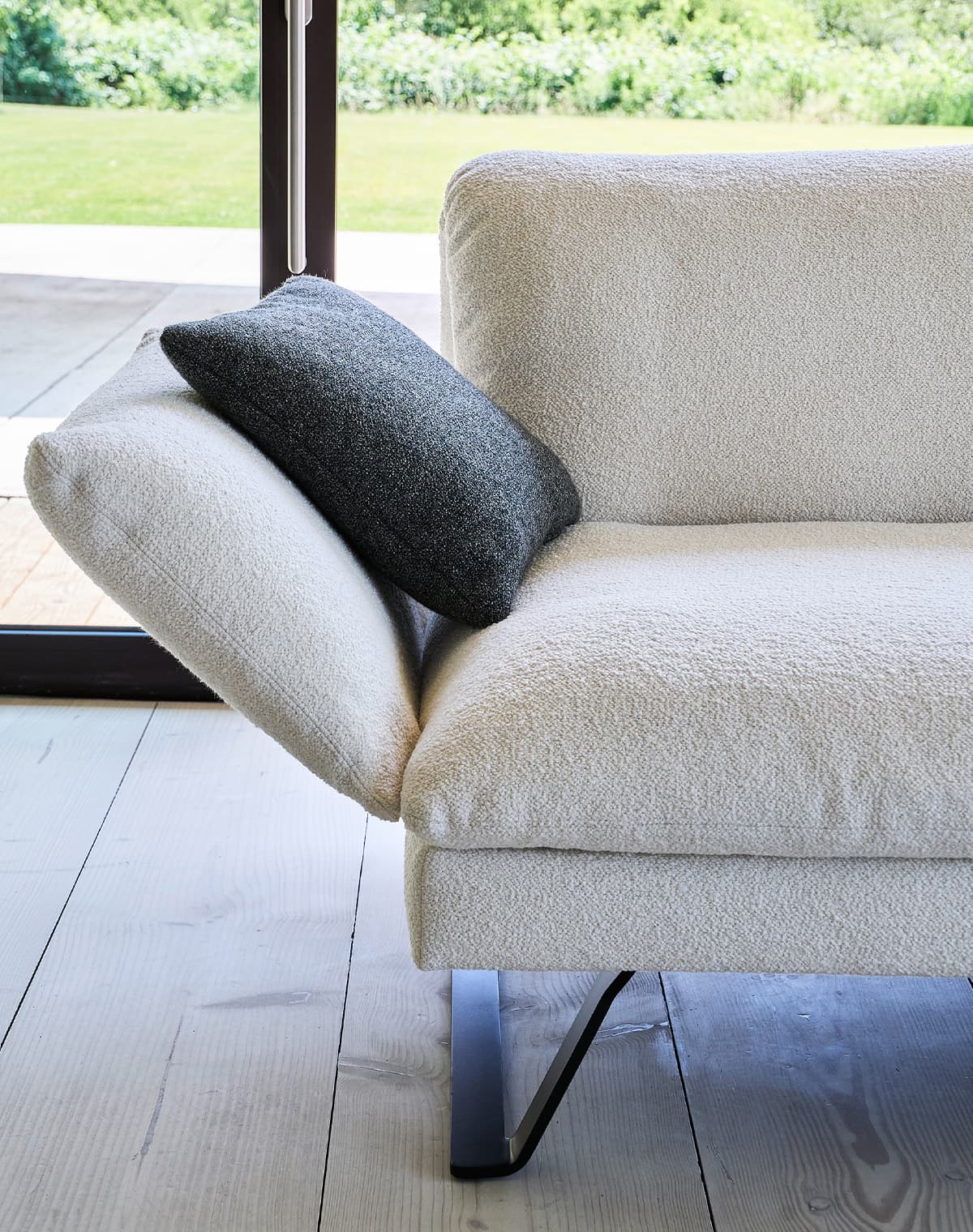 nahaufnahme eines weißen Sofas mit grauem Kissen
