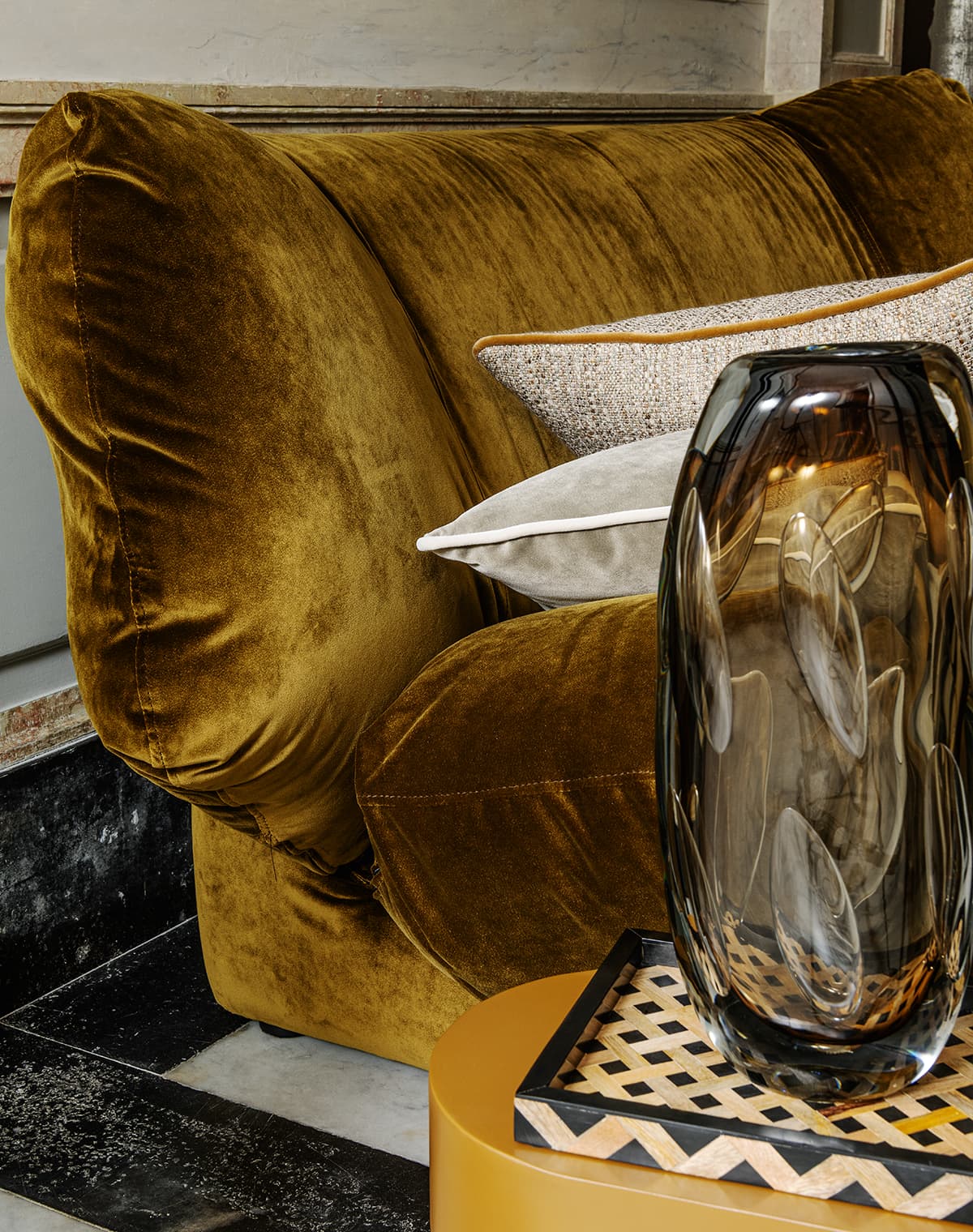 Ein braunes Sofa und ein Beistelltisch mit Vase.