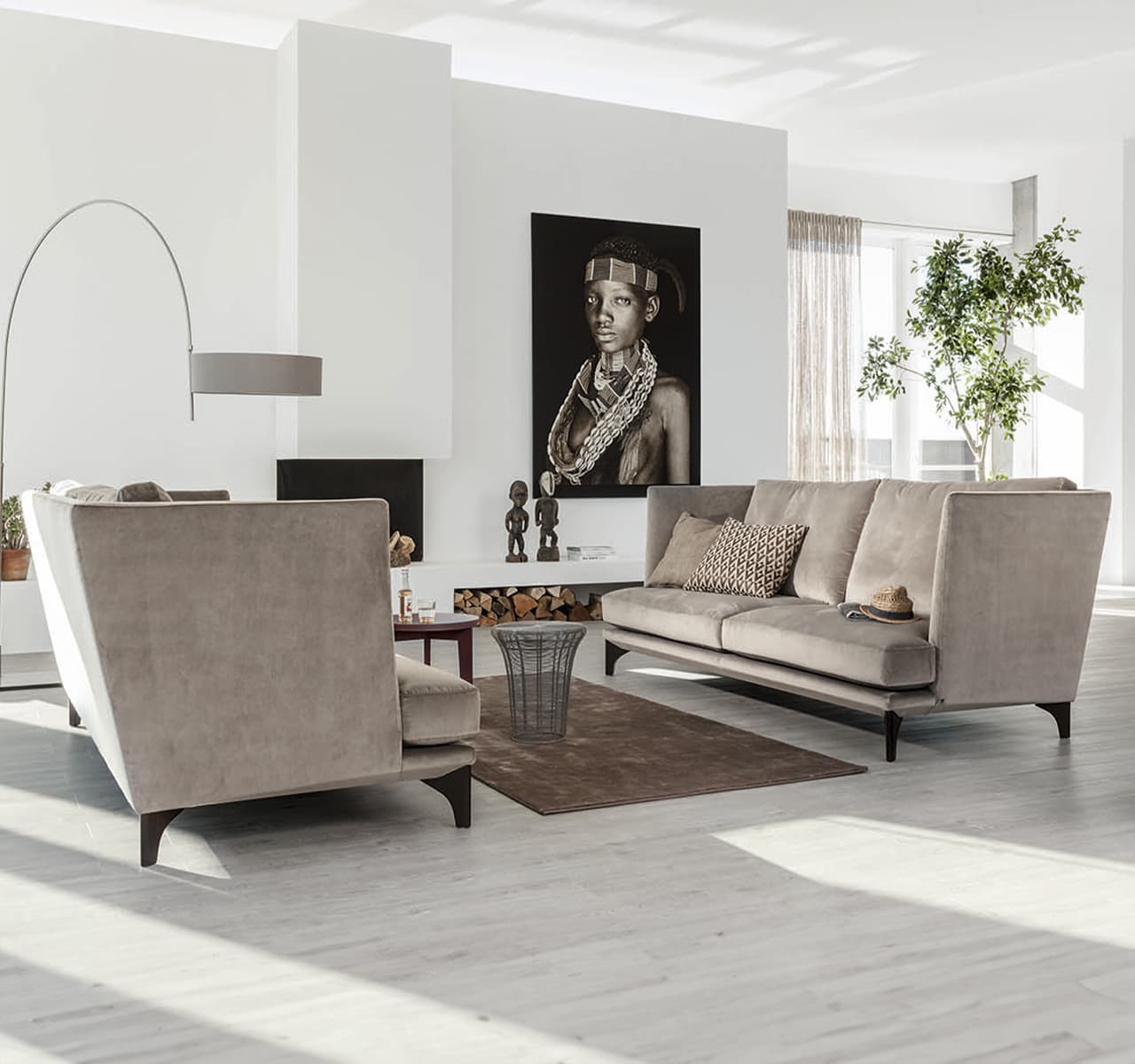 Zwei Sofas in Beige stehen sich gegenüber in einem hellen weißen Raum