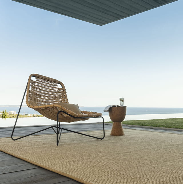 Outdoor Teppich in beige auf einer Terrasse mit Blick auf das Meer