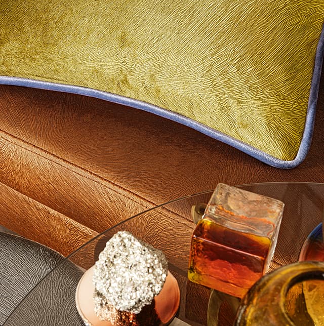 Goldenes Kissen auf brauner Couch