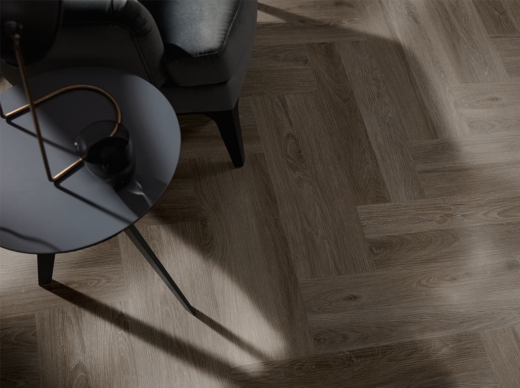 Vinylboden in Holzoptik und ein Beistelltisch in Schwarz