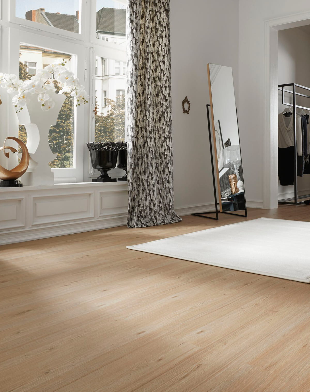 Designfloor LVT in heller Holzoptik in einem geräumigen Altbauraum