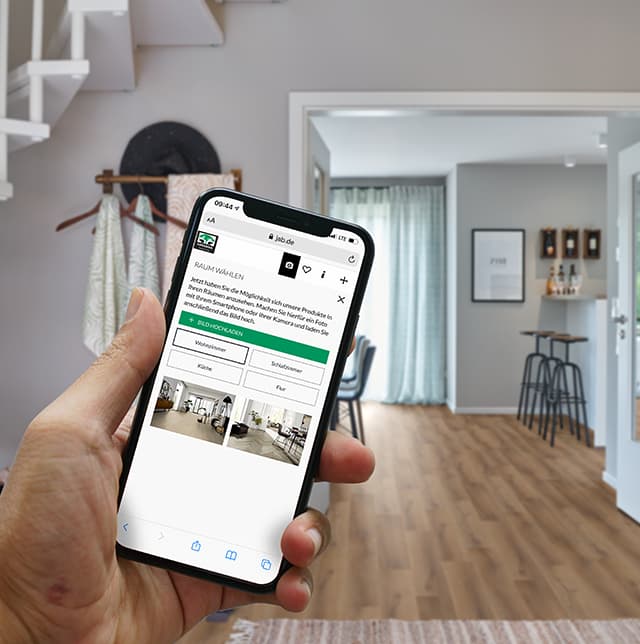 Smartphone mit dem geöffneten Raumplaner, gerichtet auf dem Fußboden in in einem Hauseingang.