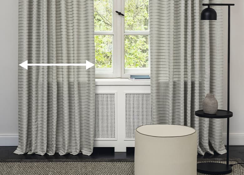 Ein Vorhang vor einem Fenster mit Heizkörper, ein Pfeil markiert die länge des linken Vorhangs.