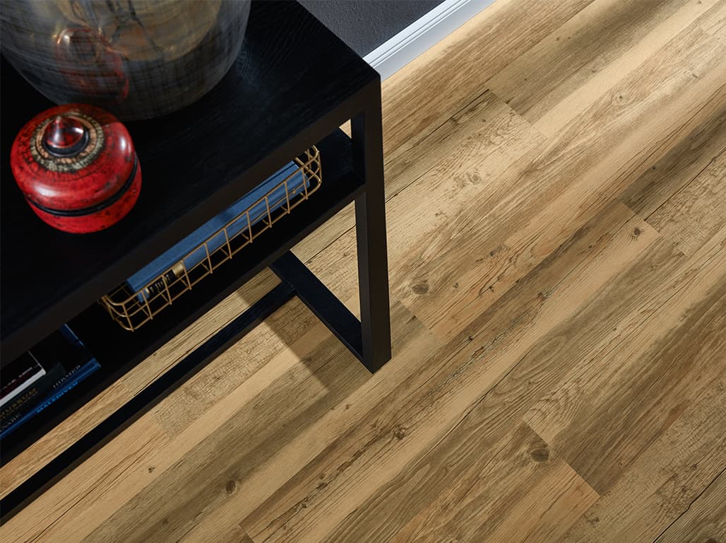 Detailbild Holzboden auf dem ein Hocker steht