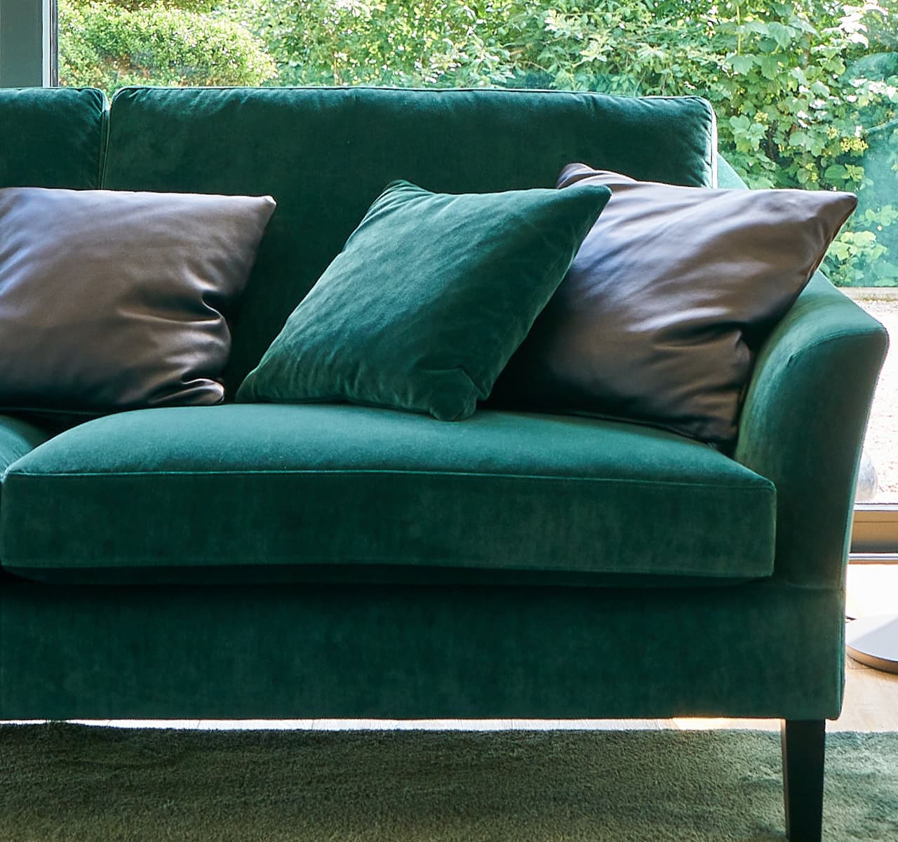 Detailaufnahme Sofa Saloni in grün mit 3 Kissen