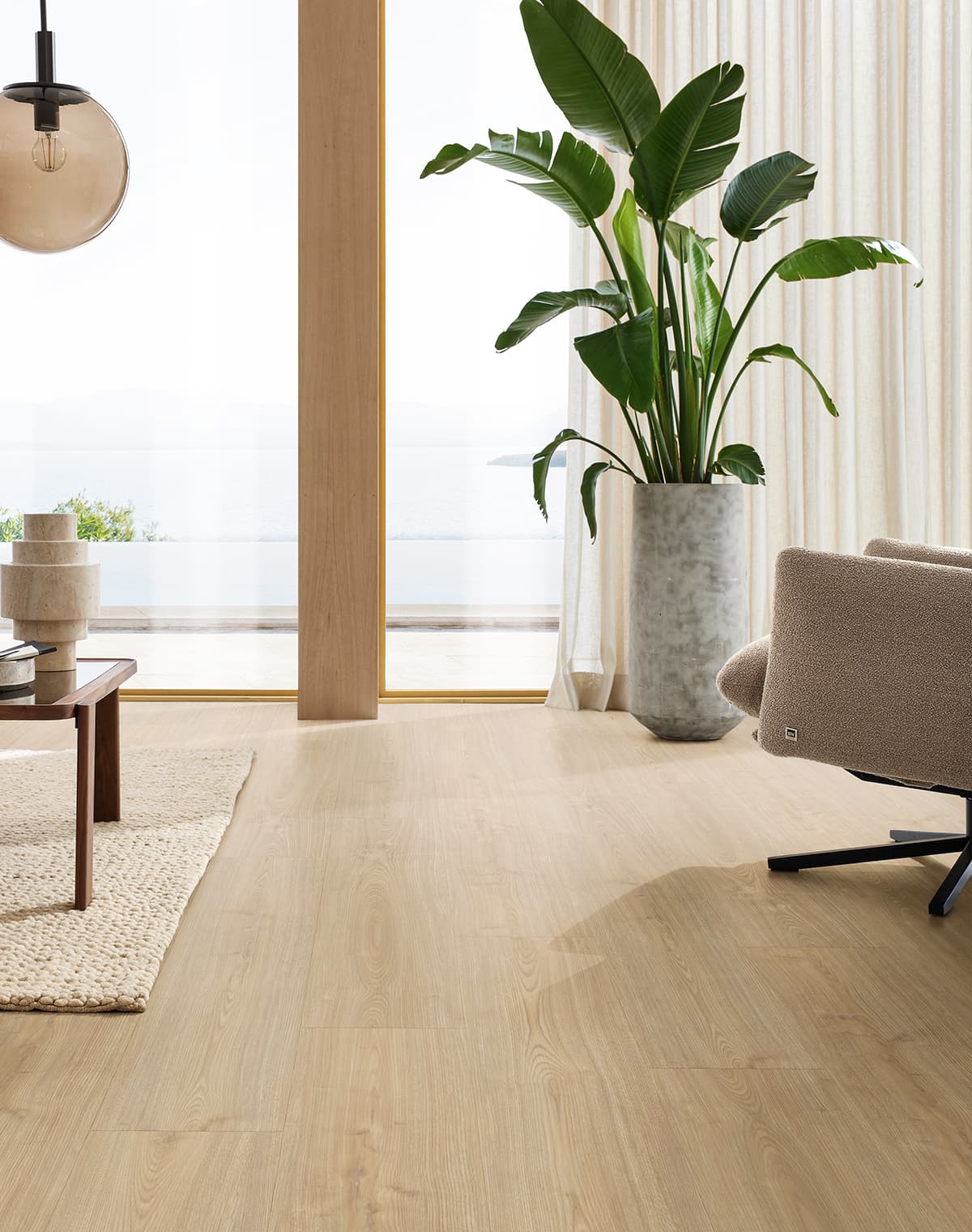 Wohnzimmer mit Vinylboden in Holzoptik