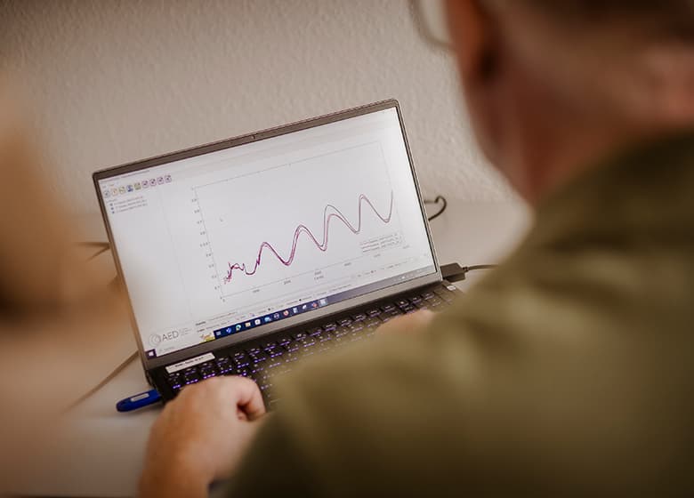 Eine Aufnahme von einem Laptop, auf dem eine Geräuschkurve zu sehen ist.
