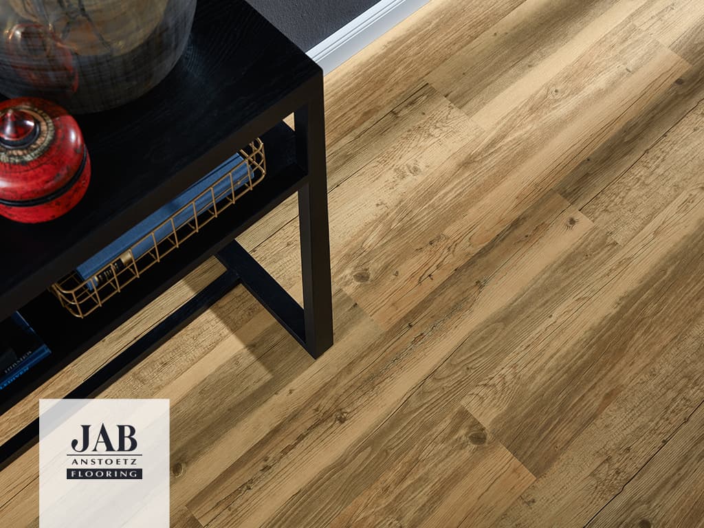 Vinylboden verlegt in beige brauner Holzoptik