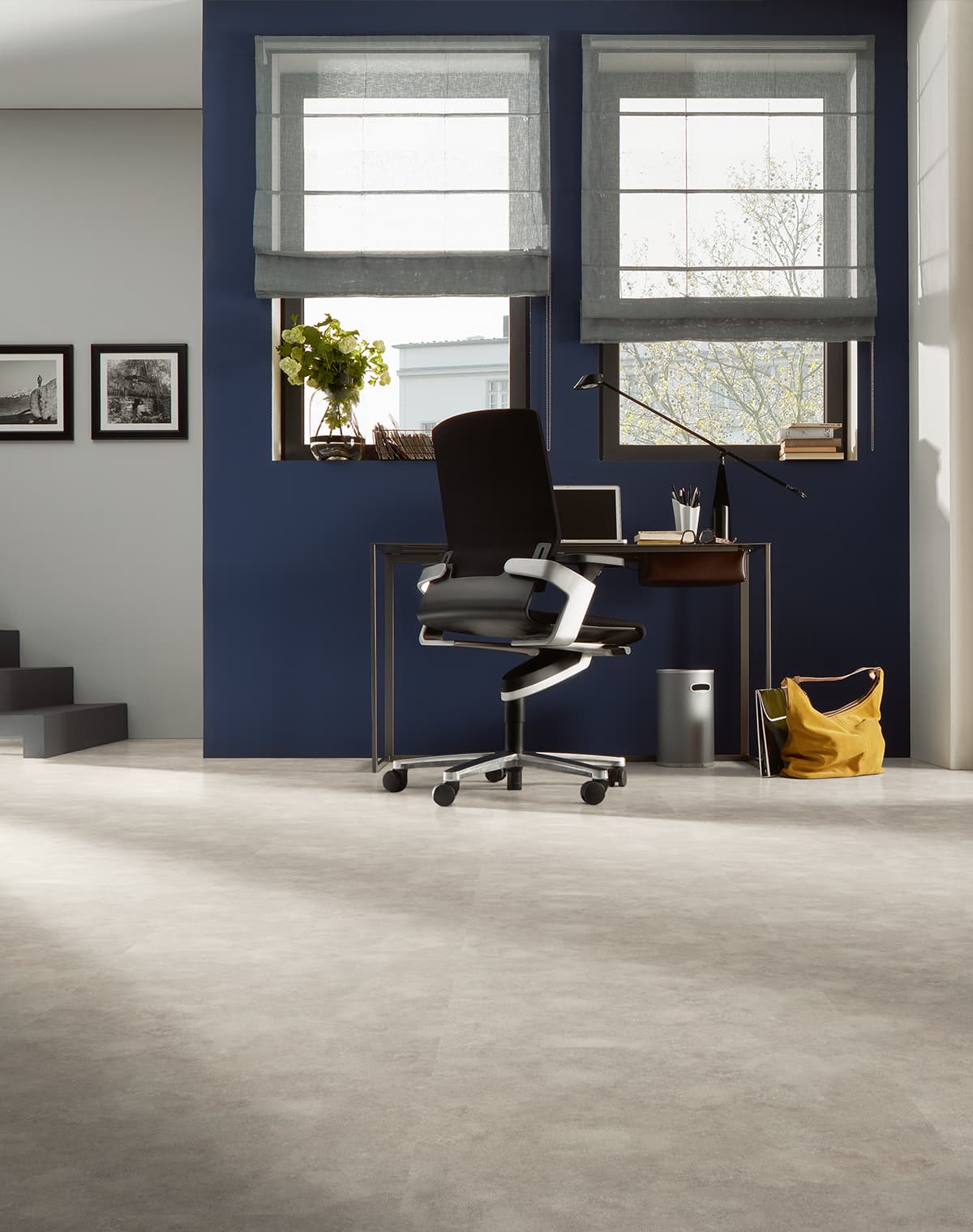 Grau beiger LVT in Steinoptik im Flur 
