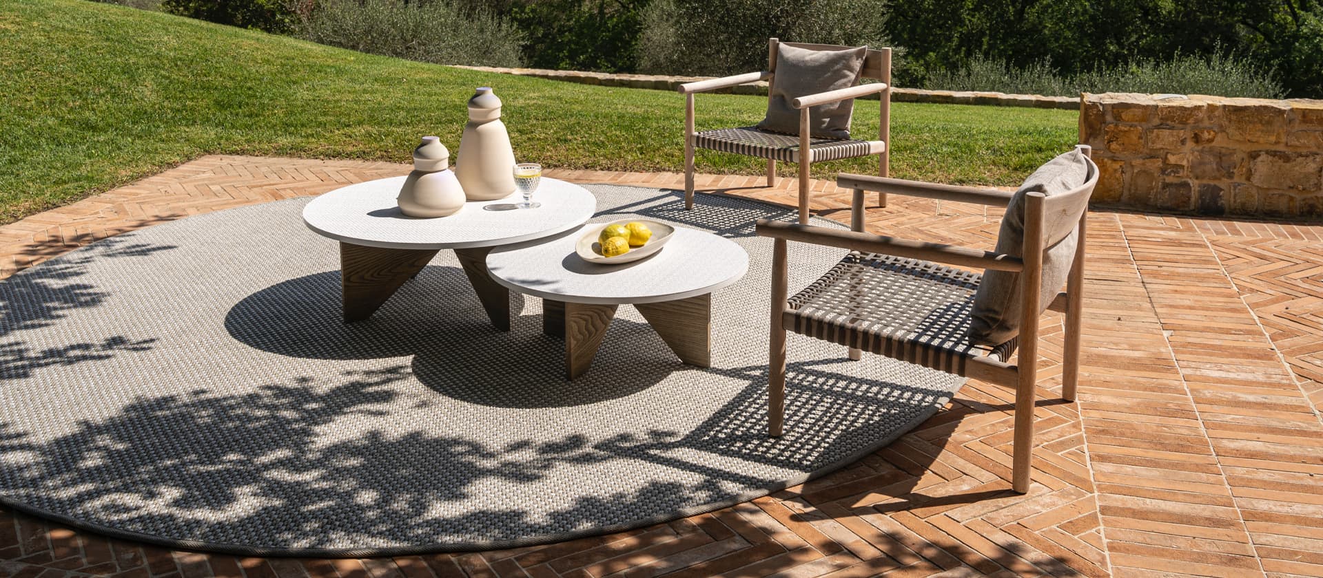 Runder Outdoor Teppich auf einer Terasse