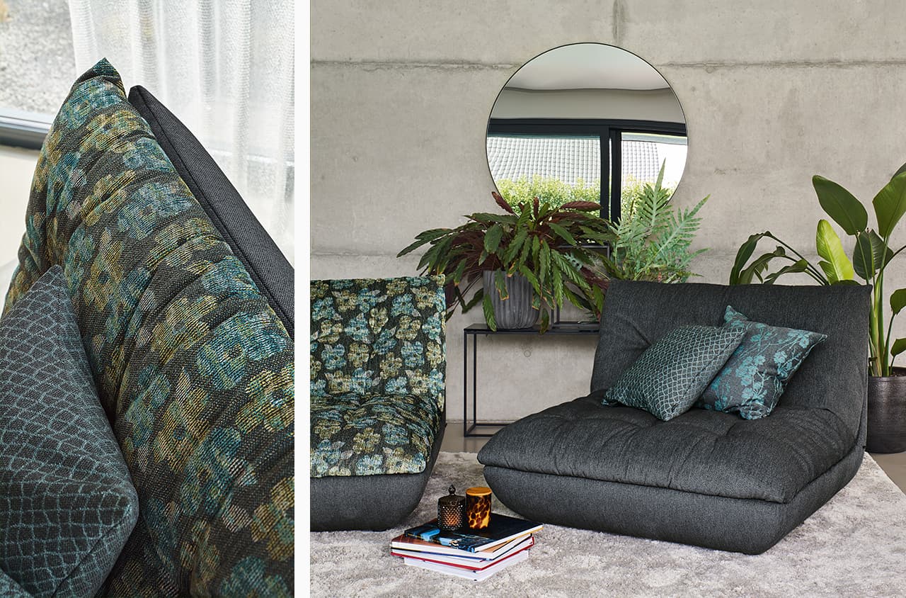 Blaugrüner und blauer Sessel im Wohnzimmer
