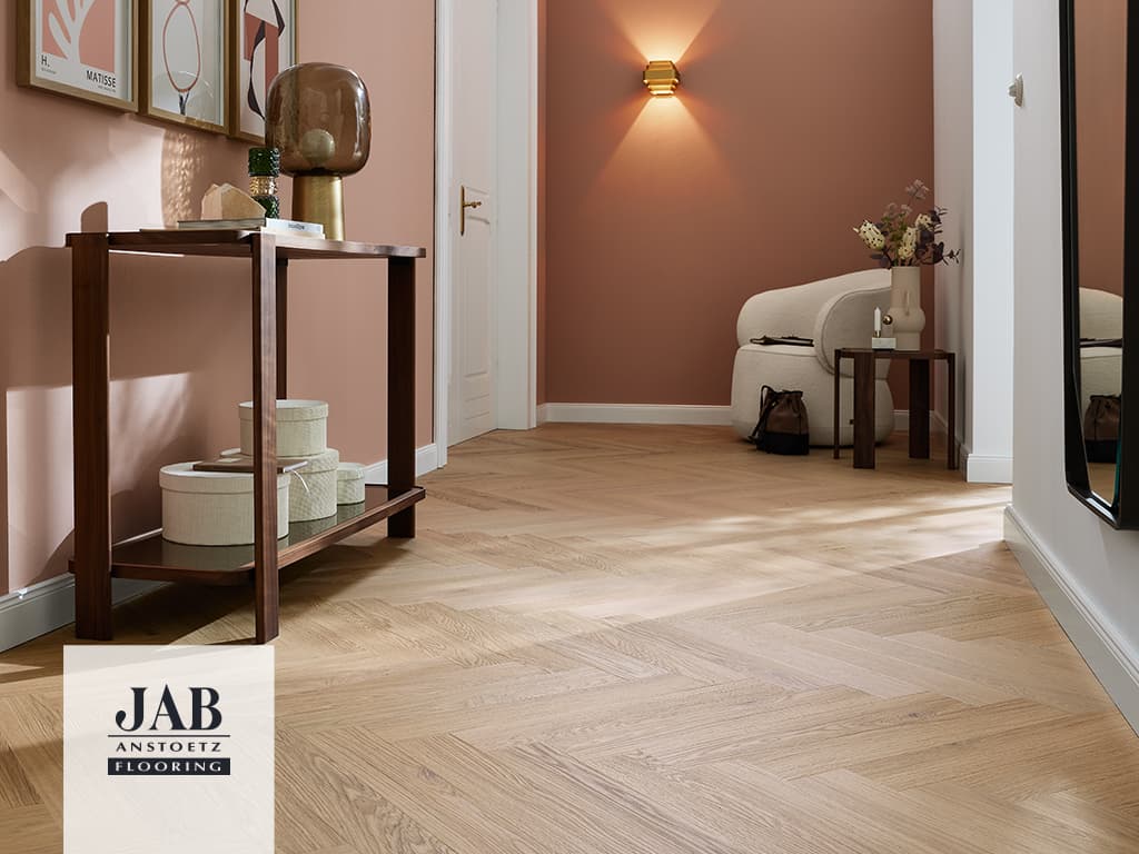 Hausflur mit Vinylboden in Holzoptik.