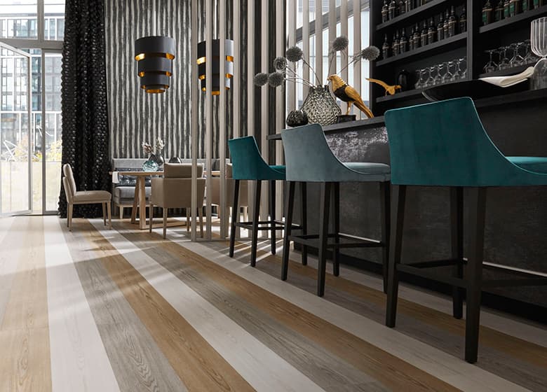 Vinylboden in Holzoptik verlegt in einer Bar