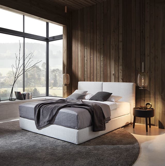 Weißes, bezogenes Bett im Schlafzimmer