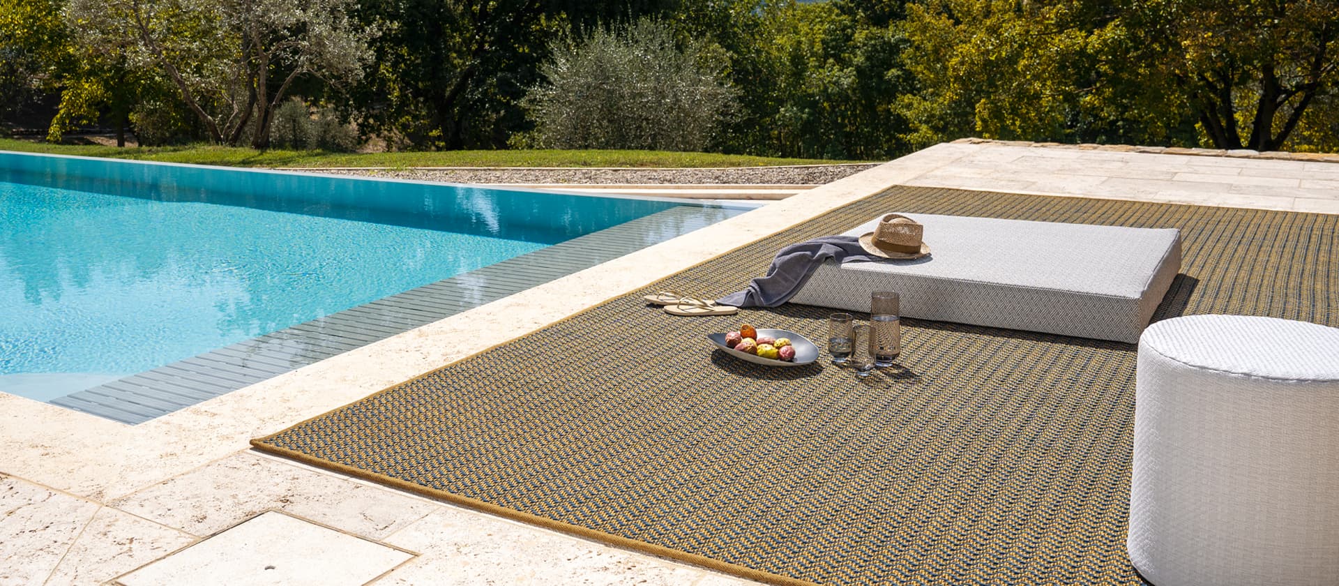 Mediterraner Outdoor Teppich am Pool