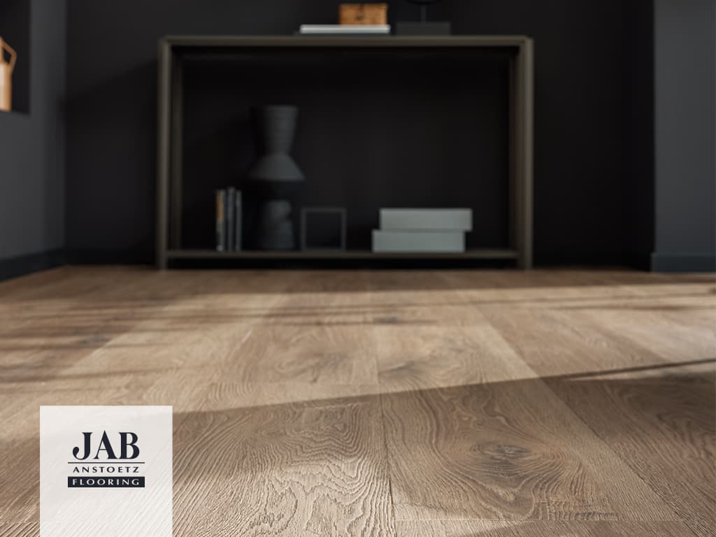Vinylboden in Holzoptik und ein Beistellschrank.