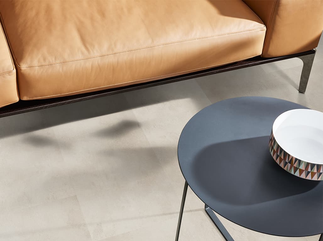 LVT Vinylboden in Steinoptik vor einer Ledercouch