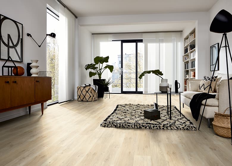Das Bild zeigt eine Raumsituation in einem Wohnzimmer mit verlegtem Holz-Designboden.