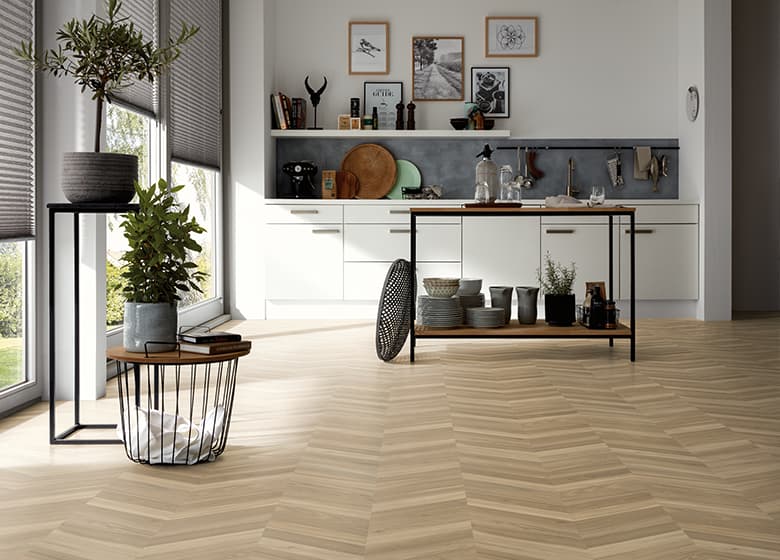 Das Bild zeigt eine Küche mit verlegtem Holz-Designboden.