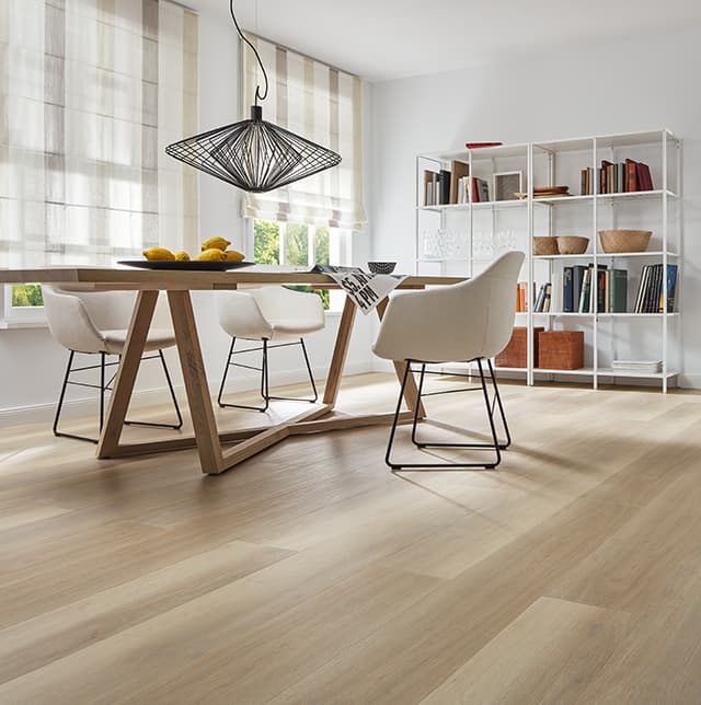 Vinylboden in Holzoptik im Esszimmer.
