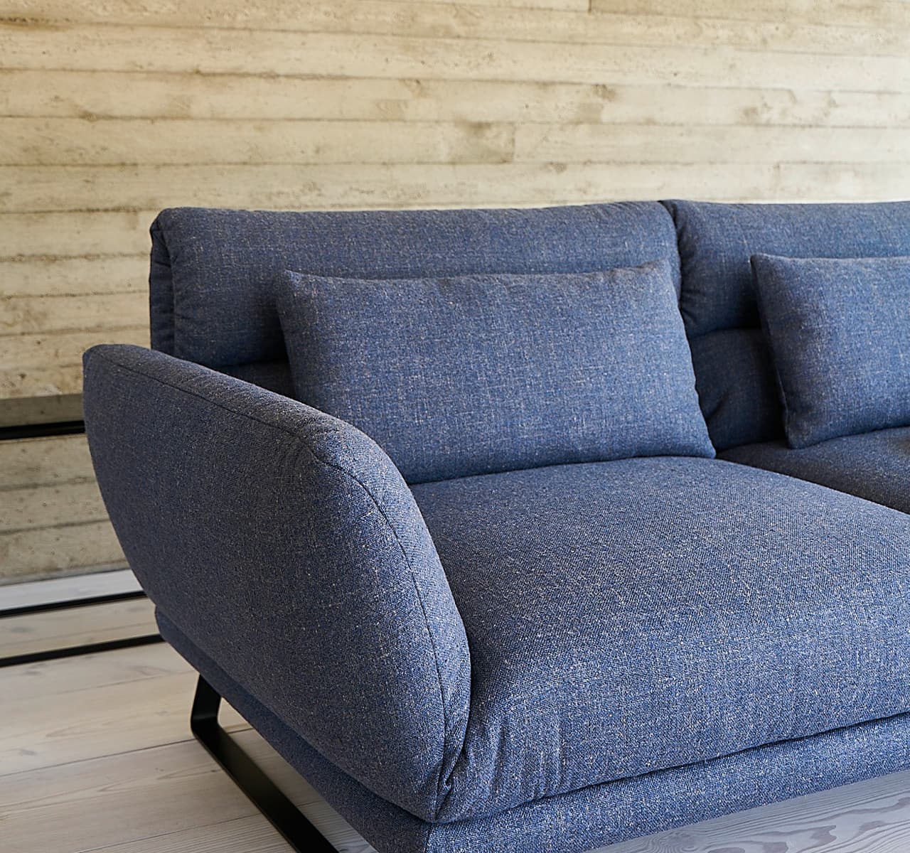 Detailaufnahme von dem Sofa Clou in blau mellliert